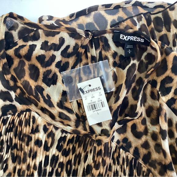 NWT-Express- all over crystal pleated blouse -size L - Picture 7 of 8